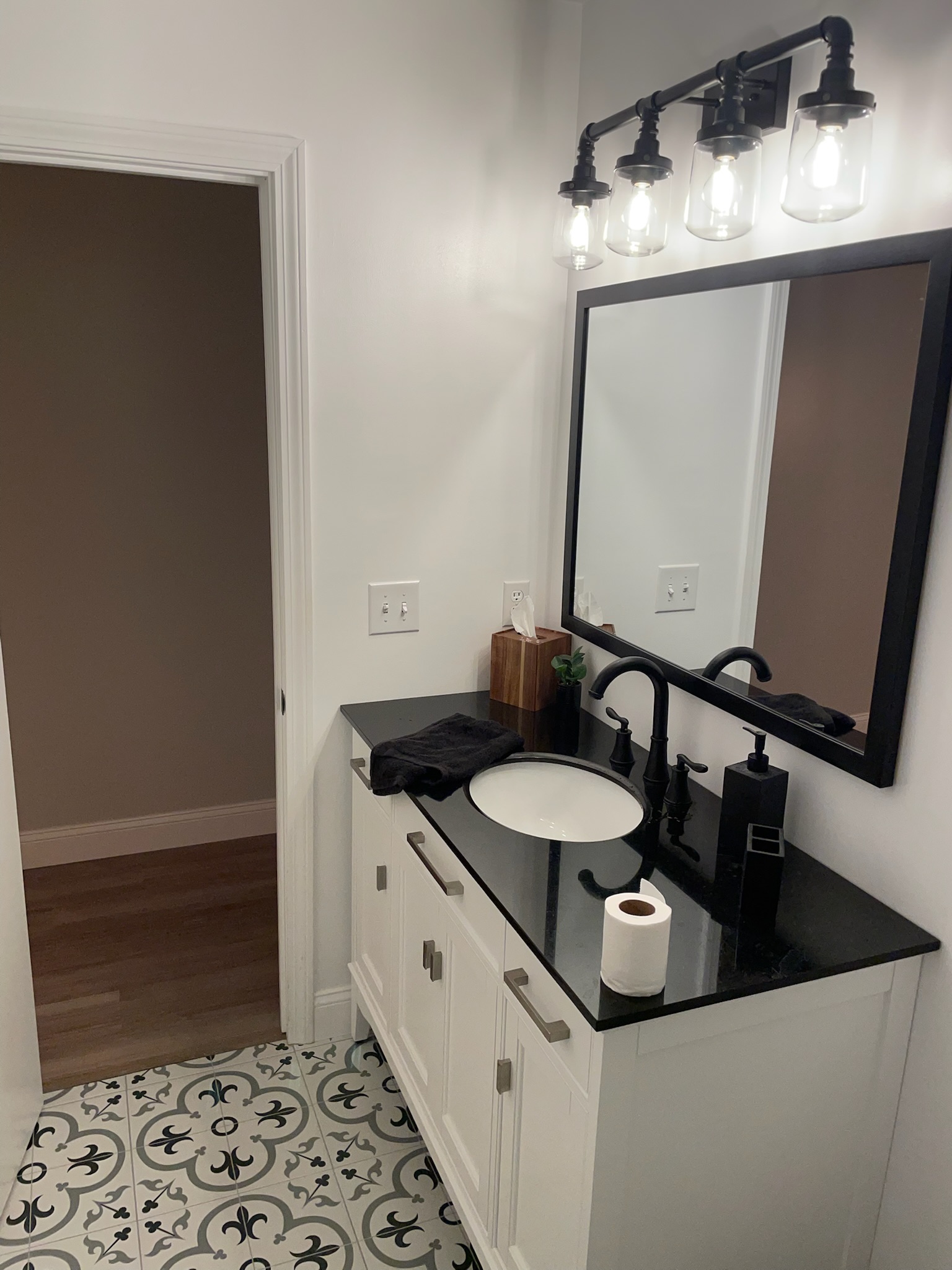 Bathroom vanity bar light